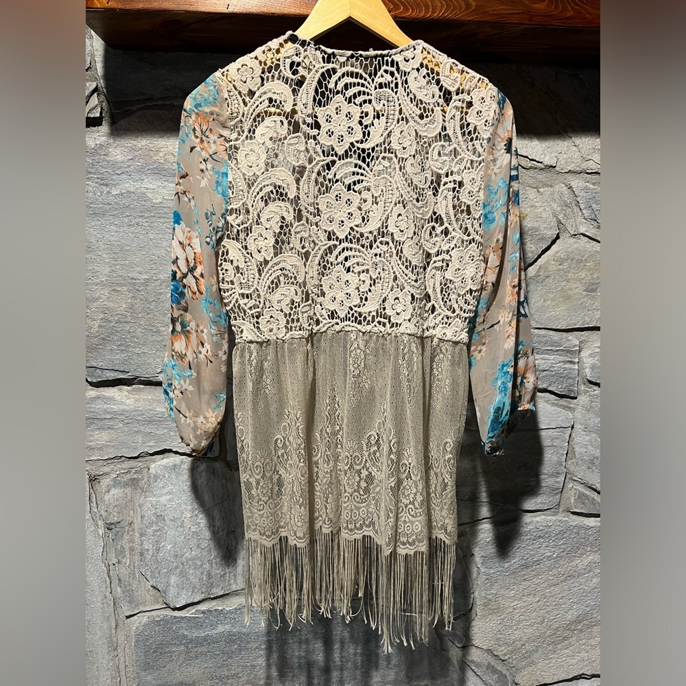 BKE Gimmicks blouse, boho floral with crotchet and fringe, size large - Picture 7 of 9